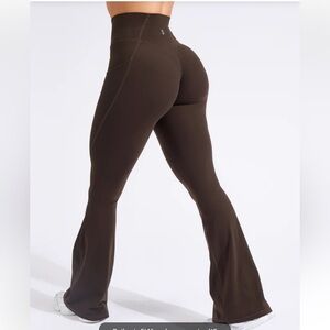 Buff Bunny Contour Pocket Flare Leggings in Cold Brew